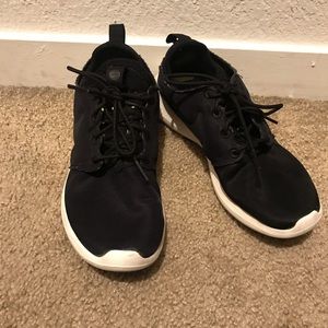 Nike Rosche Black Women Size 7